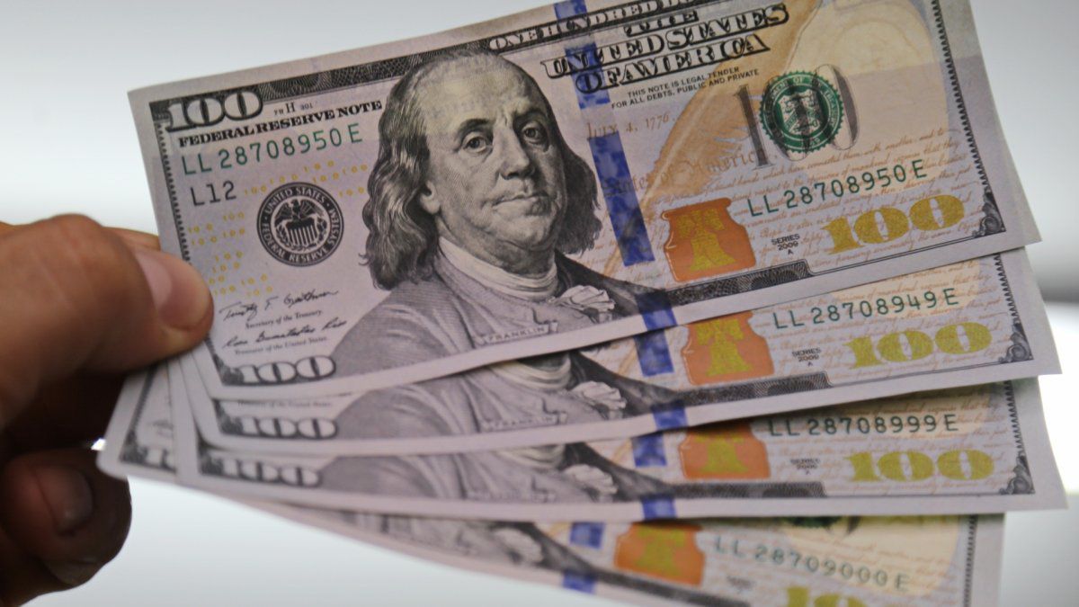 El dólar con recargo volvió a subir y cerró a $90,40