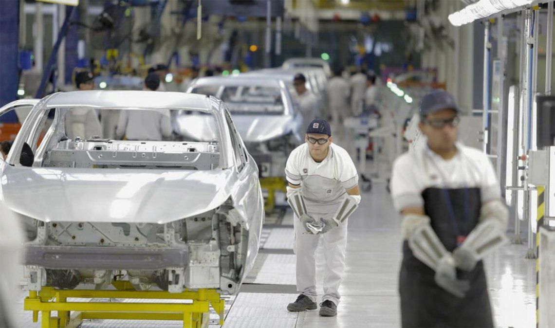 Más de un millar de industrias serían autorizadas a reabrir desde el lunes