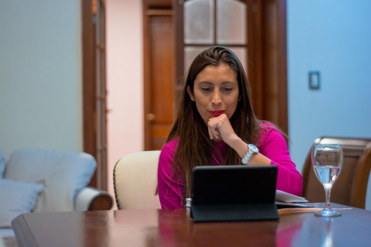 Florencia López representante de la Provincia por Vidrios SAPEM en convenio con cláusula de confidencialidad
