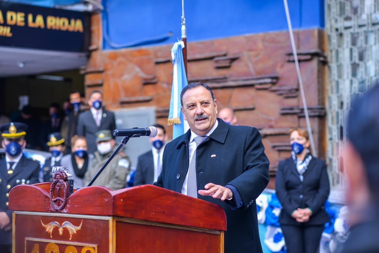 El Gobernador impulsa una reforma constitucional: Limitar mandatos de diputados y concejales, y la reformulación de los municipios