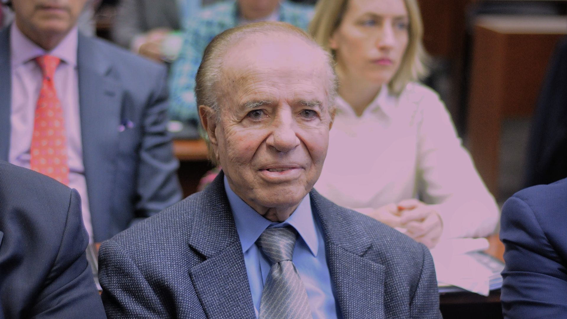El ex presidente Menem pasó de terapia a una habitación normal y evoluciona «favorablemente»