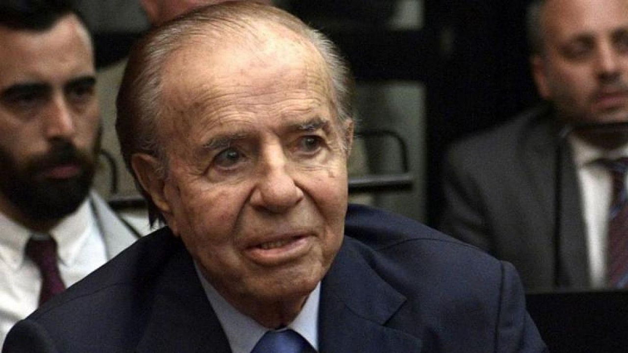 Menem «está mucho mejor, se levantó de la cama y comió solo», informó su médico