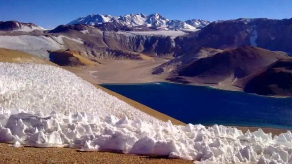 El lago navegable más alto del mundo descansa sobre un cráter volcánico