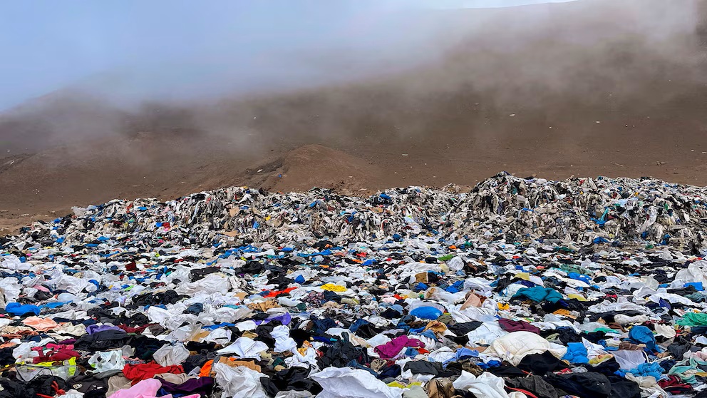 De «vertedero textil mundial» a campeón del reciclaje: Chile logra un Récord Guinness con el mayor intercambio de ropa