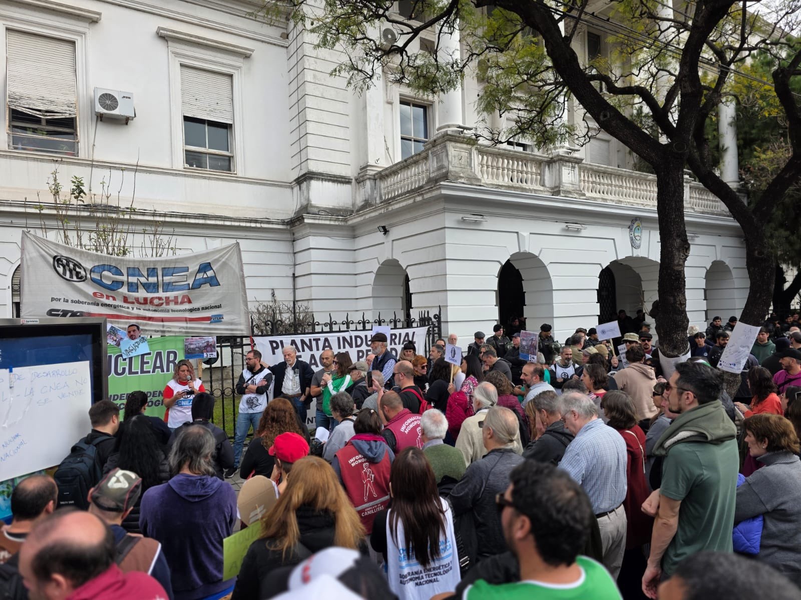 Cruce oficial: el Gobierno tildó de «fantasmagórico» un reclamo de Katopodis por la Comisión Nacional de Energía Atómica