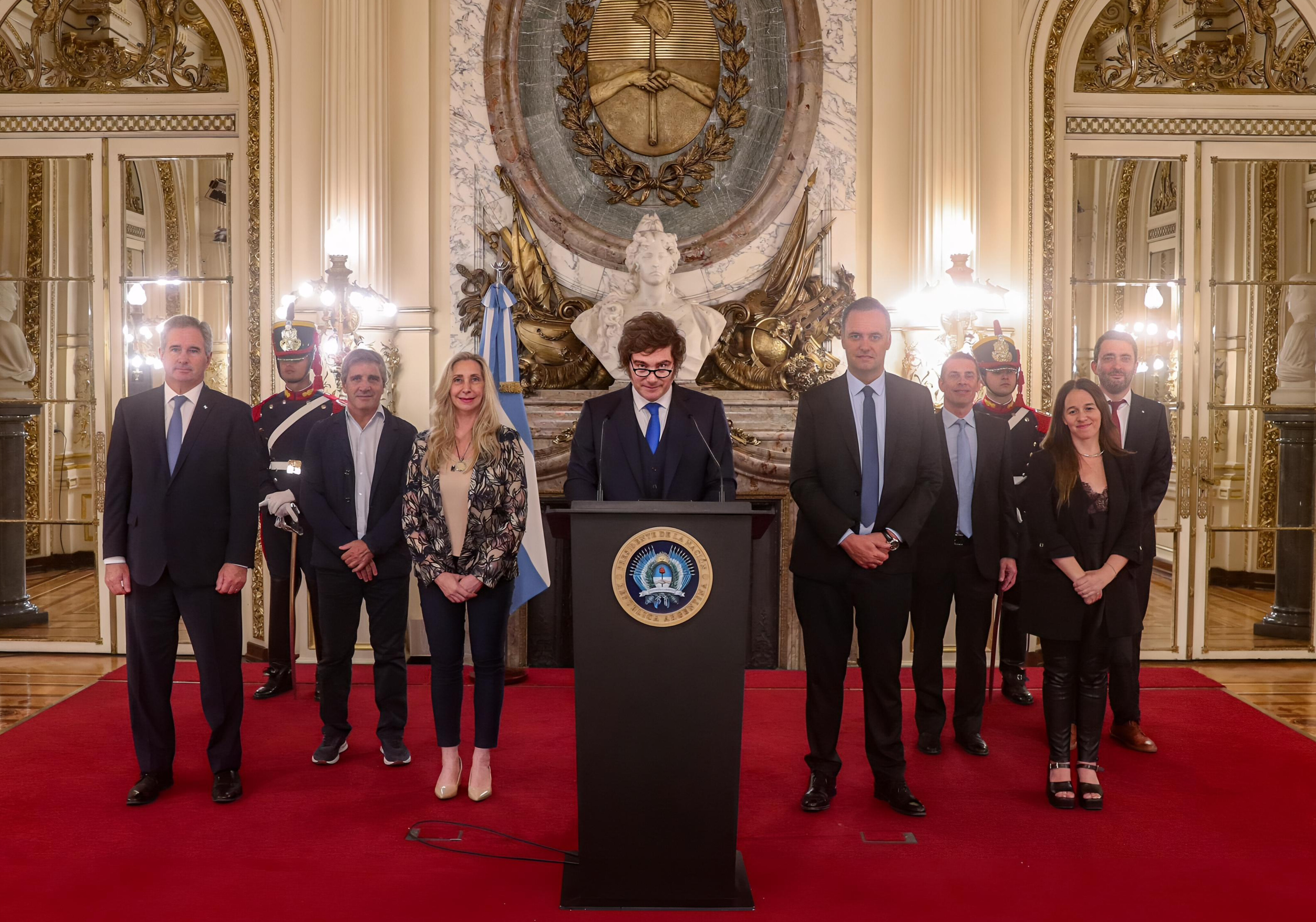 Súper lunes de reformas: el Gobierno oficializó el blanqueo laboral, cambios en Ganancias y un nuevo plan para el transporte y los combustibles